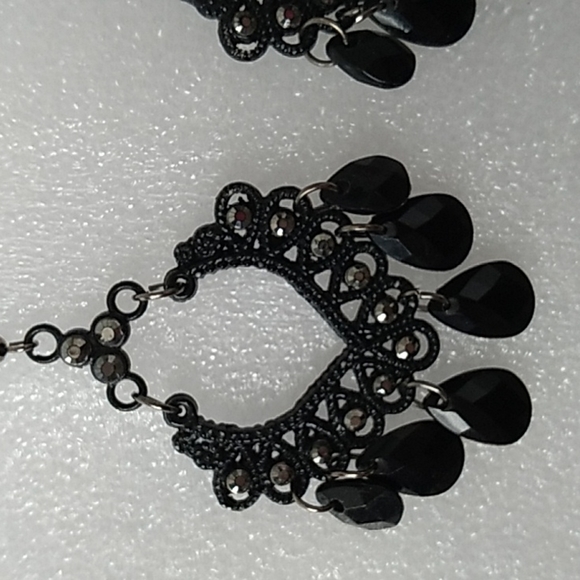 Black bead "macrame" pattern earrings - Picture 3 of 3